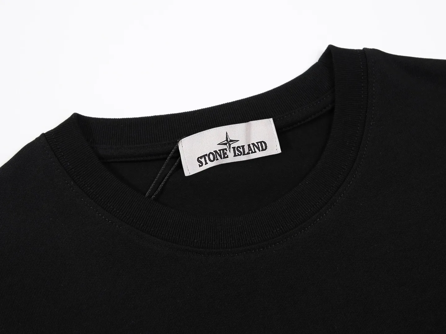 🅿️160 Stone Island Short Sleeve - Made of 280g double yarn pure cotton, the fabric color is custom-dyed and will not shrink or fade. Comfortable to the touch and super texture❤️Full set of accessories. A must-have for trendy men and trendy women, the classic off-shoulder slightly wide version is available exclusively from stock!           ⚠ Top version official website quality ❕ Color: White Black Size: S M L XL Crowd: Same style for men and women